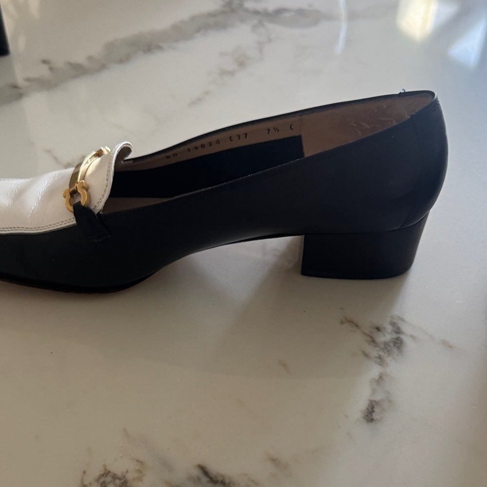 Salvatore Ferragamo Boutique Women's Navy & White Leather Loafers 7.5 - Picture 11 of 11
